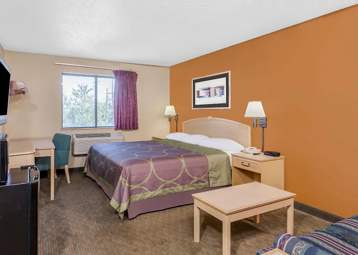 Super 8 by Wyndham Charlotte/Amusement Park Area