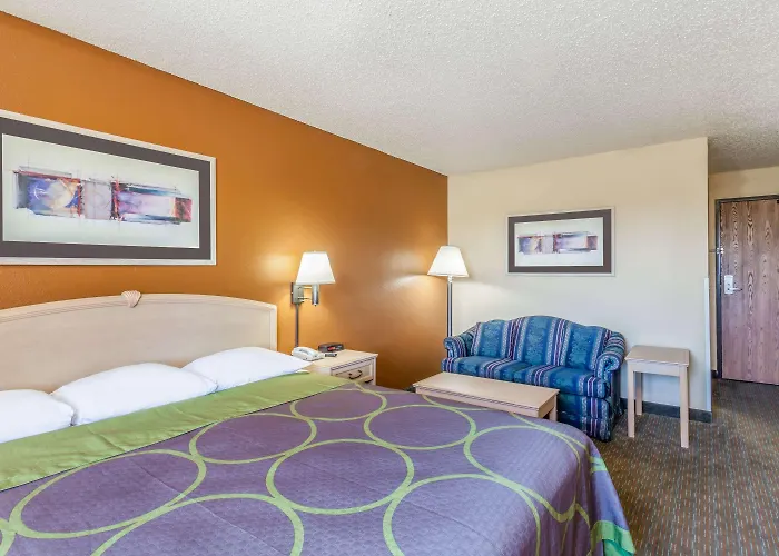 Super 8 by Wyndham Charlotte/Amusement Park Area