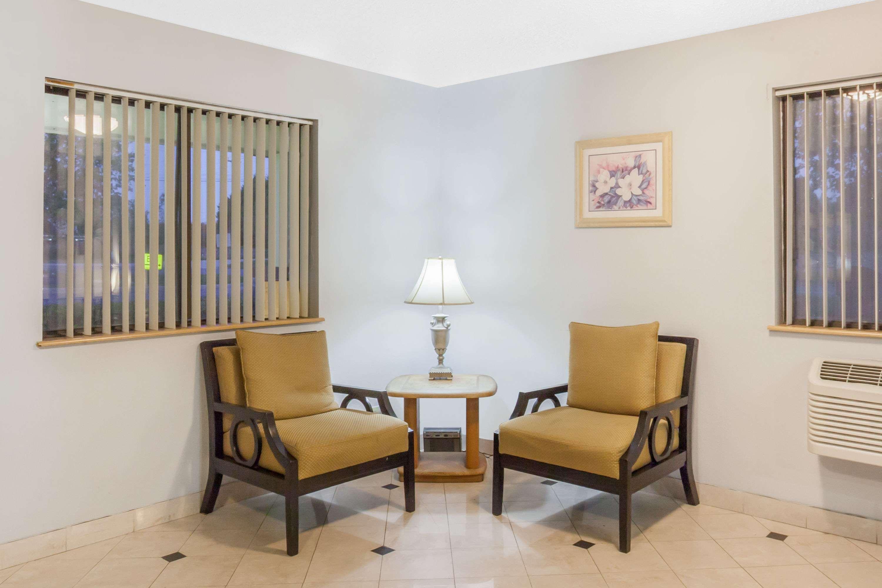 Super 8 By Wyndham Charlotte/amusement Park Area *